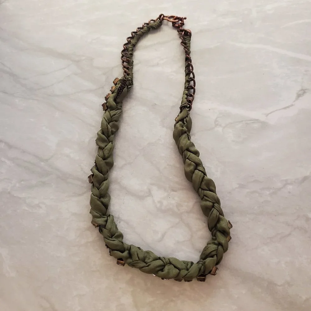 💚 J.Crew Olive Green Fabric Gunmetal Rhinestones Crystals Twisted Necklace 💚